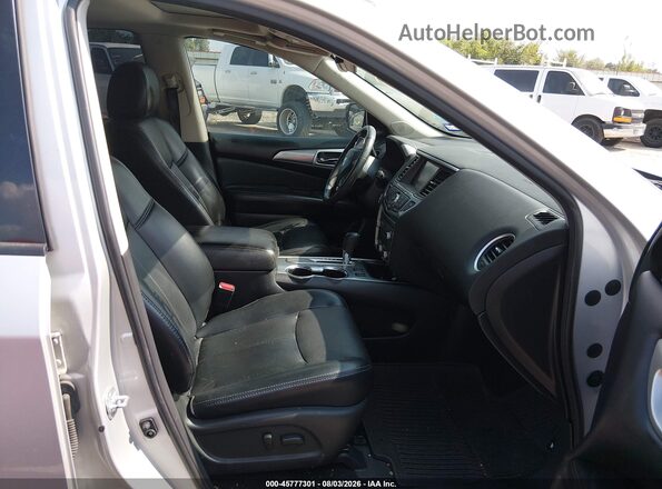5N1DR2MN8HC641198 2017 NISSAN PATHFINDER Серебряный Вид салона спереди