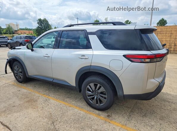 5N1DR3BA0RC258976 2024 NISSAN PATHFINDER Silver Trasero izquierdo