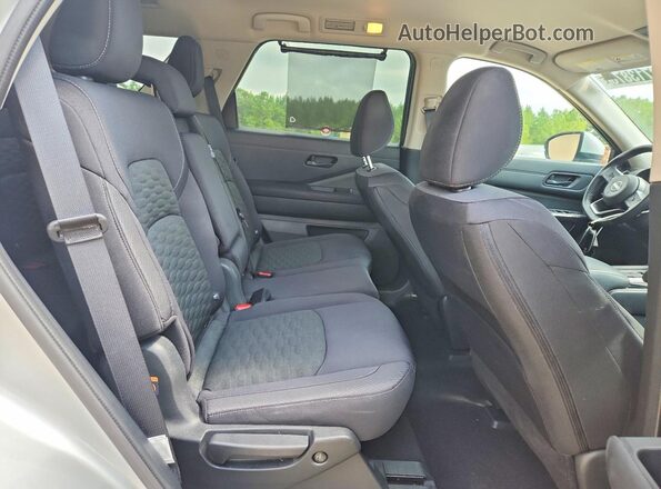 5N1DR3BA0RC258976 2024 NISSAN PATHFINDER Silver Vista interior trasera