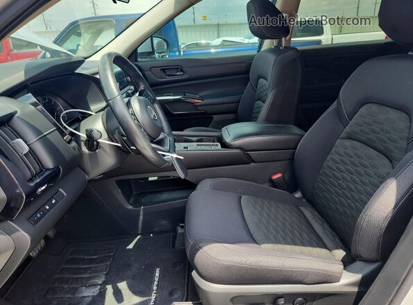 5N1DR3BB3PC228327 2023 NISSAN PATHFINDER Серебряный Вид салона спереди