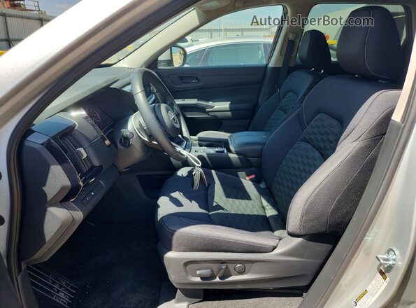 5N1DR3BC2RC283296 2024 NISSAN PATHFINDER Серебряный Вид салона спереди
