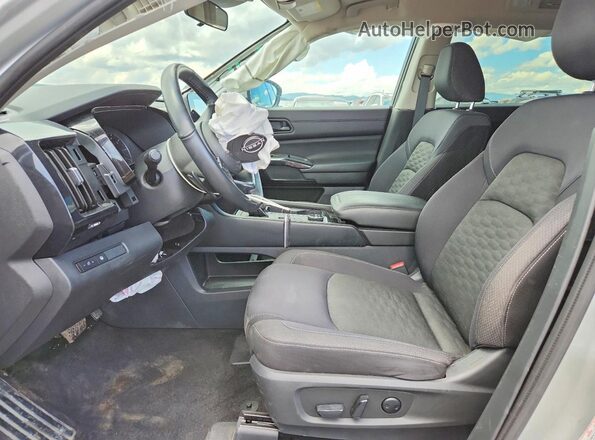 5N1DR3BC6RC250835 2024 NISSAN PATHFINDER Серебряный Вид салона спереди