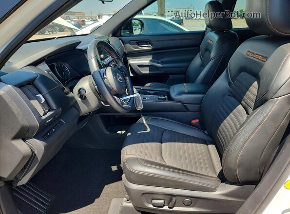 5N1DR3BD0PC242039 2023 NISSAN PATHFINDER Белый Вид салона спереди