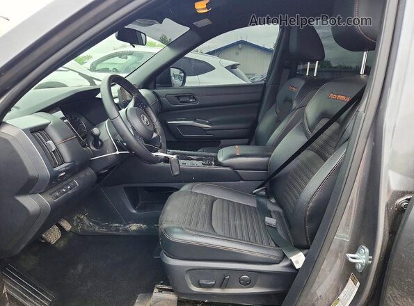 5N1DR3BD0SC258749 2025 NISSAN PATHFINDER Серый Вид салона спереди
