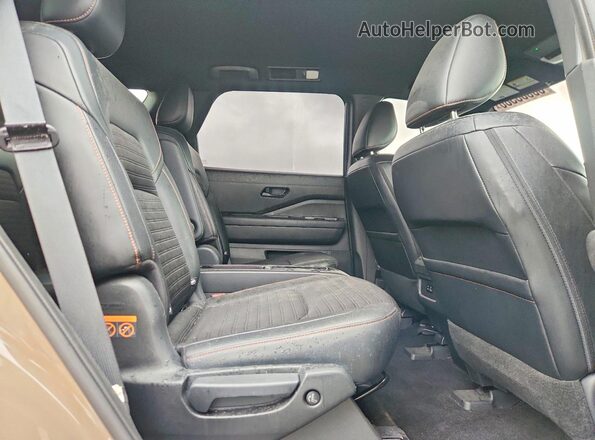 5N1DR3BD1PC244432 2023 NISSAN PATHFINDER Tan Вид задньої частини салону