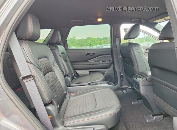 5N1DR3BD9PC277811 2023 NISSAN PATHFINDER Gray Widok wnętrza z tyłu