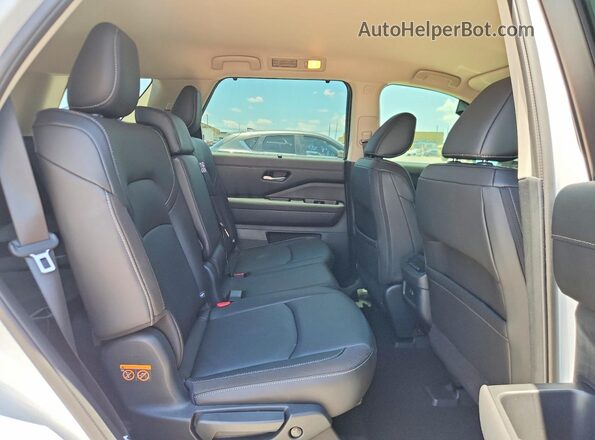 5N1DR3CA7SC314299 2025 NISSAN PATHFINDER White Vista interior trasera