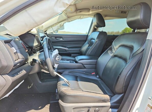 5N1DR3CC2PC260371 2023 NISSAN PATHFINDER White წინა სალონის ხედი