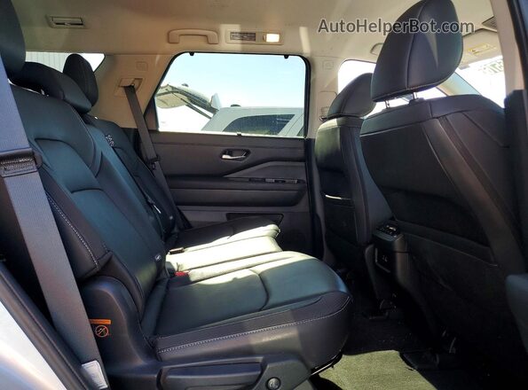 5N1DR3CC3SC236203 2025 NISSAN PATHFINDER Silver Vista interior trasera