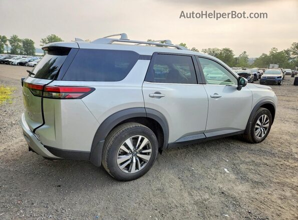 5N1DR3CC4RC243476 2024 NISSAN PATHFINDER Silver Trasero derecho