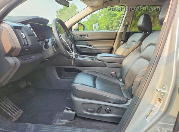 5N1DR3CC4RC243476 2024 NISSAN PATHFINDER Silver Vista interior delantera