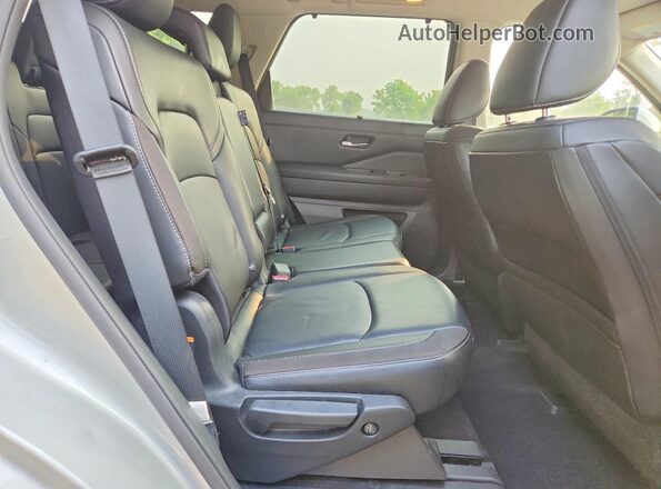5N1DR3CC4RC243476 2024 NISSAN PATHFINDER Silver Vista interior trasera