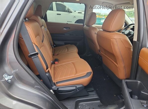 5N1DR3DG2RC303322 2024 NISSAN PATHFINDER Gray Widok wnętrza z tyłu