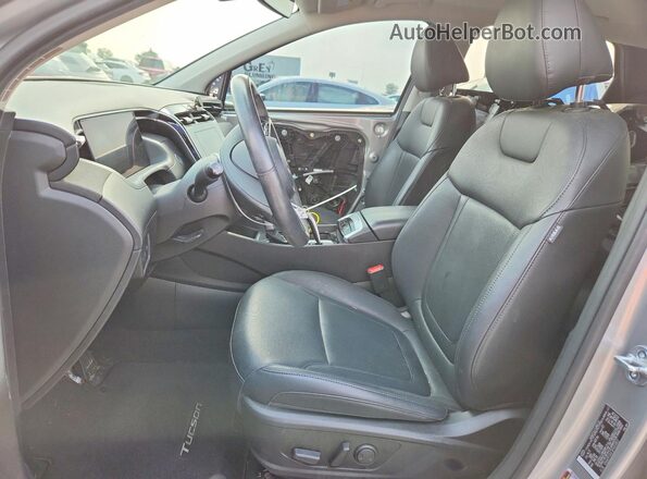 5NMJF3AE3PH212822 2023 HYUNDAI TUCSON Серебряный Вид салона спереди