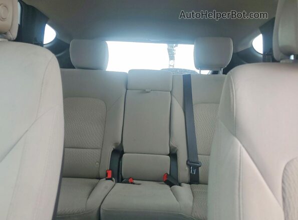 5NMZUDLB8JH098356 2018 HYUNDAI SANTA White Rear seats view