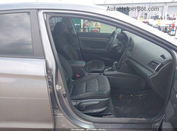 5NPD74LF0JH255420 2018 HYUNDAI ELANTRA Gray Вид салону спереду