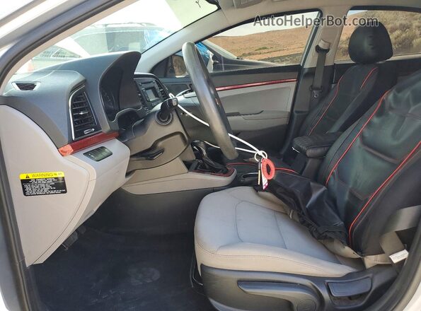 5NPD74LF1HH138567 2017 HYUNDAI ELANTRA Серебряный Вид салона спереди