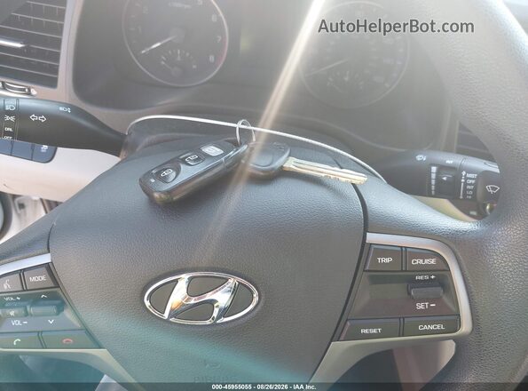 5NPD74LF1HH211839 2017 HYUNDAI ELANTRA Белый Вид панели приборов