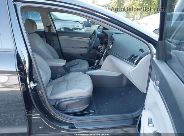 5NPD74LF3HH126419 2017 HYUNDAI ELANTRA Black Вид салону спереду