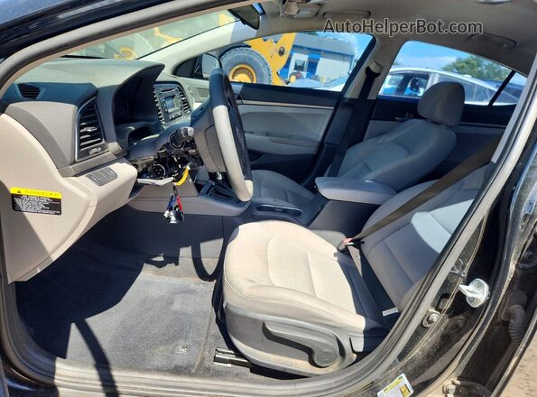5NPD74LF4HH144234 2017 HYUNDAI ELANTRA Черный Вид салона спереди