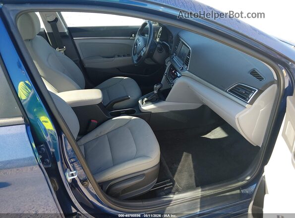 5NPD84LF3HH066803 2017 HYUNDAI ELANTRA Синий Вид салона спереди