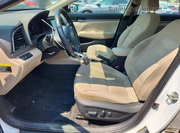 5NPD84LF3HH169946 2017 HYUNDAI ELANTRA Белый Вид салона спереди