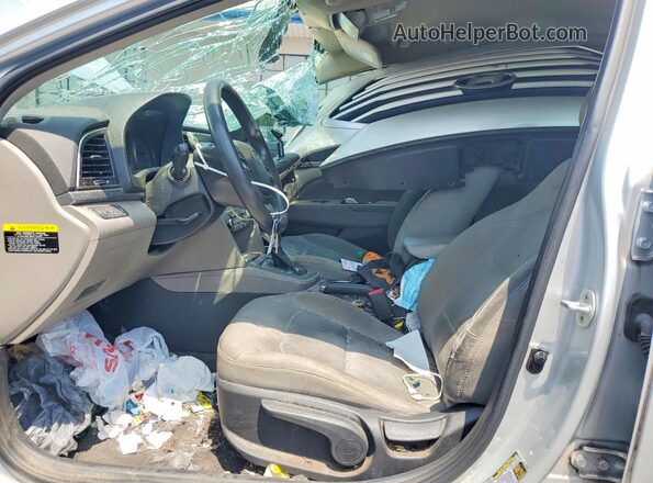 5NPD84LF4HH117676 2017 HYUNDAI ELANTRA Серебряный Вид салона спереди