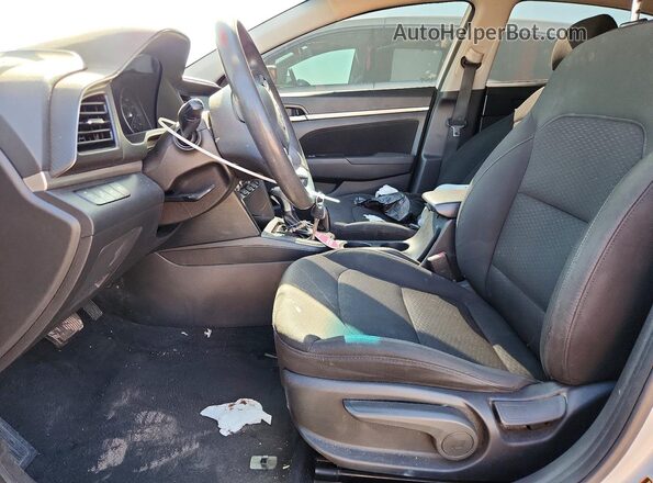 5NPD84LF4LH514572 2020 HYUNDAI ELANTRA Серебряный Вид салона спереди