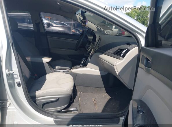 5NPD84LF5HH004318 2017 HYUNDAI ELANTRA Silver Вид салону спереду