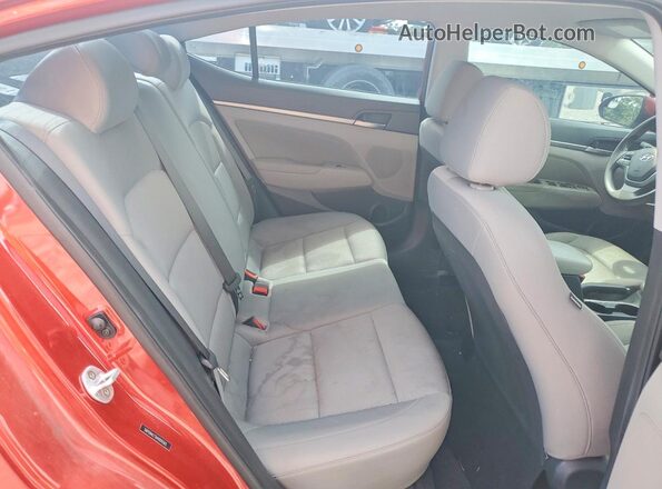5NPD84LF5HH005565 2017 HYUNDAI ELANTRA Red Widok tylnych siedzeń