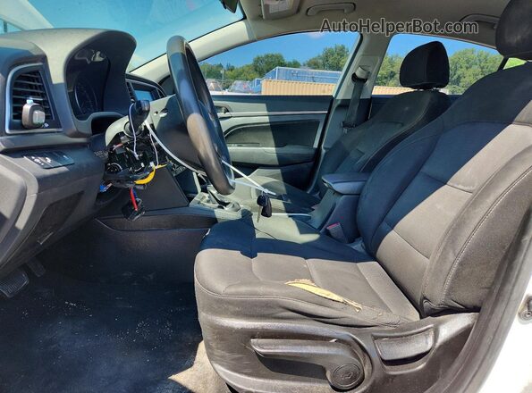 5NPD84LF6JH215842 2018 HYUNDAI ELANTRA White Front interior view