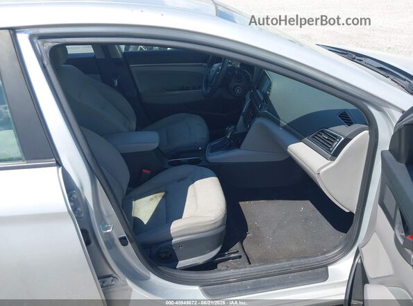 5NPD84LF6JH221429 2018 HYUNDAI ELANTRA Серебряный Вид салона спереди