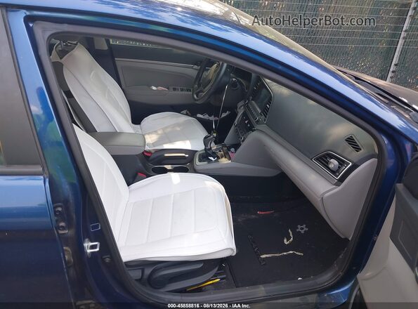 5NPD84LF6JH373064 2018 HYUNDAI ELANTRA Blue Вид салону спереду