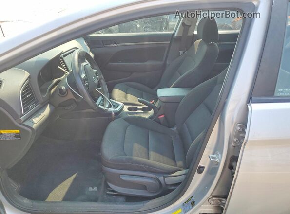 5NPD84LF7JH341384 2018 HYUNDAI ELANTRA Серебряный Вид салона спереди