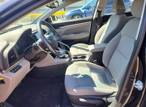 5NPD84LF7KH414075 2019 HYUNDAI ELANTRA Черный Вид салона спереди