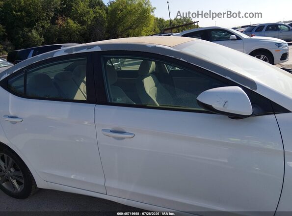 5NPD84LF8HH055618 2017 HYUNDAI ELANTRA White Widok wnętrza z tyłu