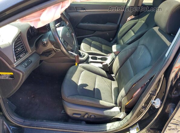 5NPD84LF9HH117740 2017 HYUNDAI ELANTRA Черный Вид салона спереди