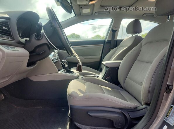 5NPD84LF9JH373642 2018 HYUNDAI ELANTRA Серебряный Вид салона спереди