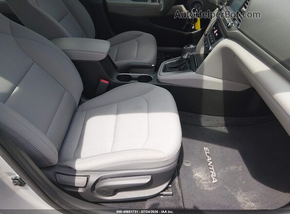 5NPD84LF9JH390487 2018 HYUNDAI ELANTRA Silver Вид салону спереду