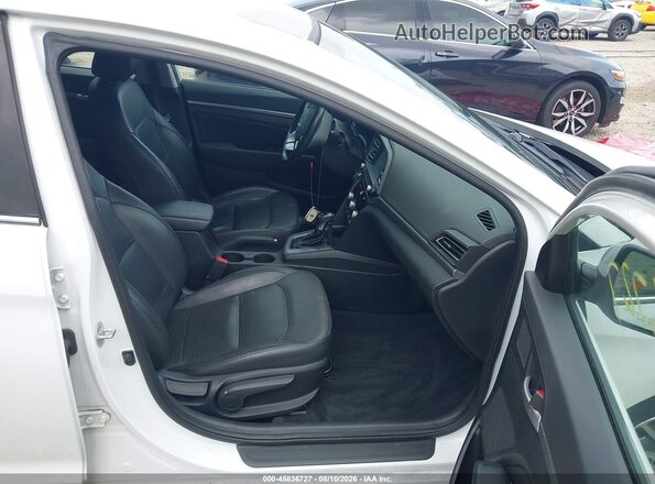 5NPD84LFXKH454764 2019 HYUNDAI ELANTRA Белый Вид салона спереди