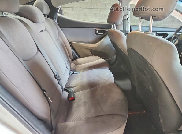 5NPDH4AE1GH659813 2016 HYUNDAI ELANTRA White Widok tylnych siedzeń