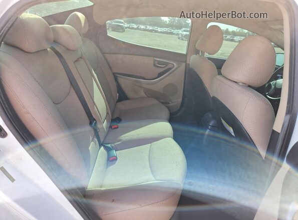 5NPDH4AE9GH657260 2016 HYUNDAI ELANTRA White Հետևի նստատեղերի տեսք