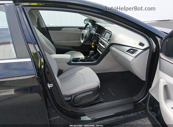 5NPE24AA0KH757002 2019 HYUNDAI SONATA Черный Вид салона спереди