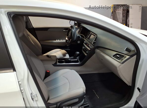 5NPE24AA4JH701109 2018 HYUNDAI SONATA White Front interior view