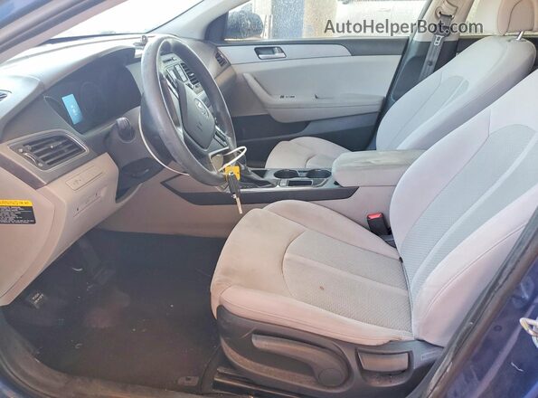5NPE24AF0HH461711 2017 HYUNDAI SONATA Blue Вид салону спереду