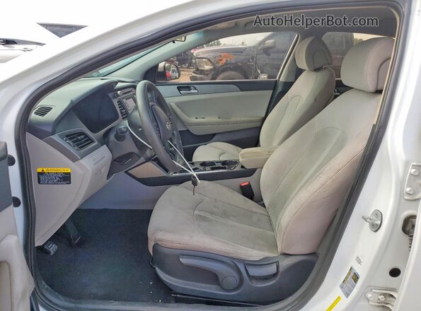 5NPE24AF0HH477018 2017 HYUNDAI SONATA Белый Вид салона спереди