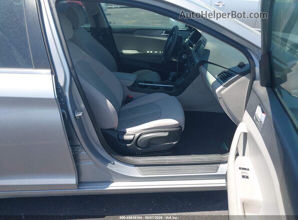 5NPE24AF0HH479352 2017 HYUNDAI SONATA Silver Սալոնի դիմացի տեսք