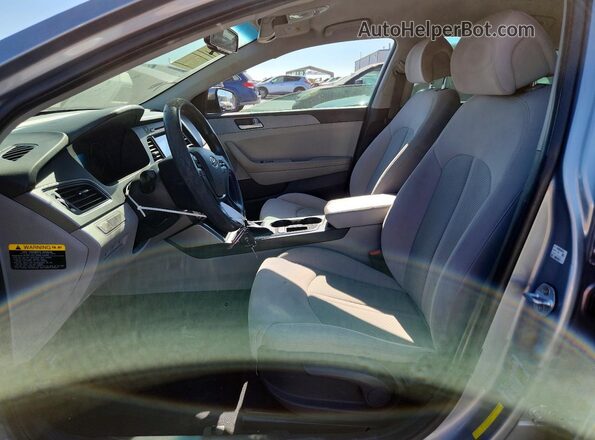 5NPE24AF0HH520241 2017 HYUNDAI SONATA Серебряный Вид салона спереди