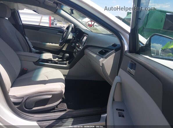 5NPE24AF0JH675863 2018 HYUNDAI SONATA Серебряный Вид салона спереди