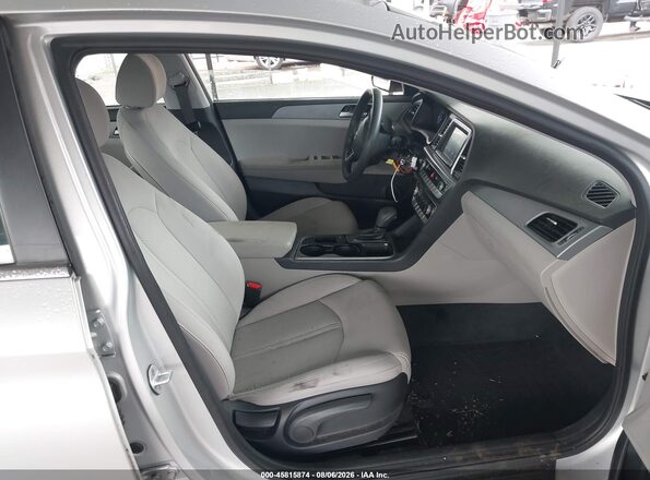 5NPE24AF0JH728013 2018 HYUNDAI SONATA Silver Front interior view